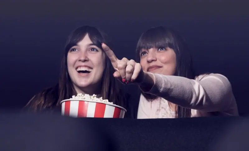Sinema İzleyici Sayısında Değişim: Daha az insan sinemaya gidiyor 1 girl with popcorn cinemas