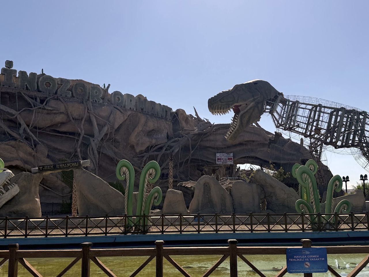 Dinozor maketleri parkın en büyük kalemleri arasında